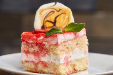 Beyaz çanak üzerinde pembe reçel çilek pasta kaplı