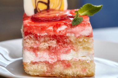 Beyaz çanak üzerinde pembe reçel çilek pasta kaplı