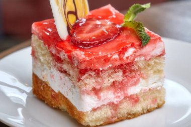 Beyaz çanak üzerinde pembe reçel çilek pasta kaplı