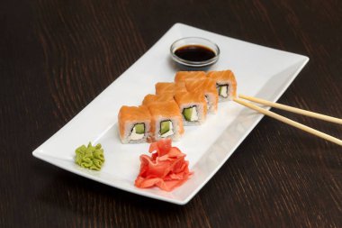 Philadelphia maki sushi somon, peynir krem ve salatalık ruloları