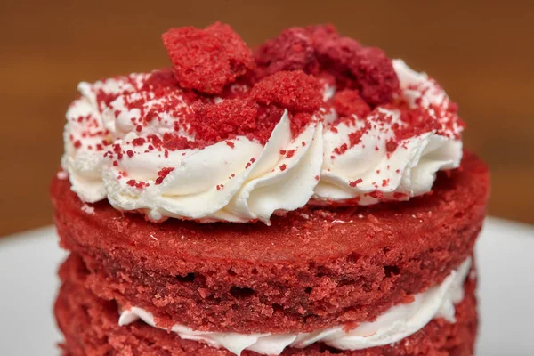 Macro de bolo de veludo vermelho redondo com creme — Fotografia de Stock