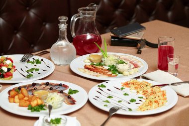 Salata ve atıştırmalıklar restoranda iki kişilik servis