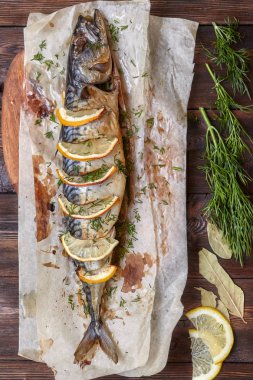 Bütün fırında uskumru veya kağıt üzerinde limonlu scomber balık