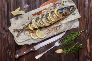 Bütün fırında uskumru veya kağıt üzerinde limonlu scomber balık