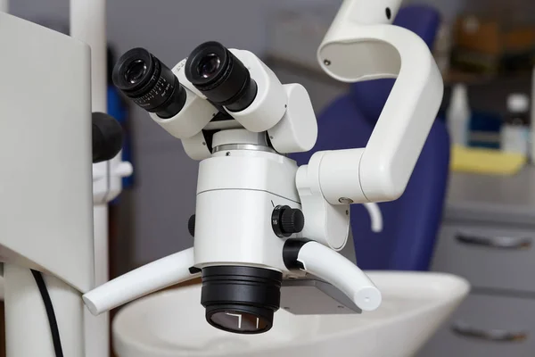 Microscopio binocular médico endodóntico profesional en el consultorio dental — Foto de Stock