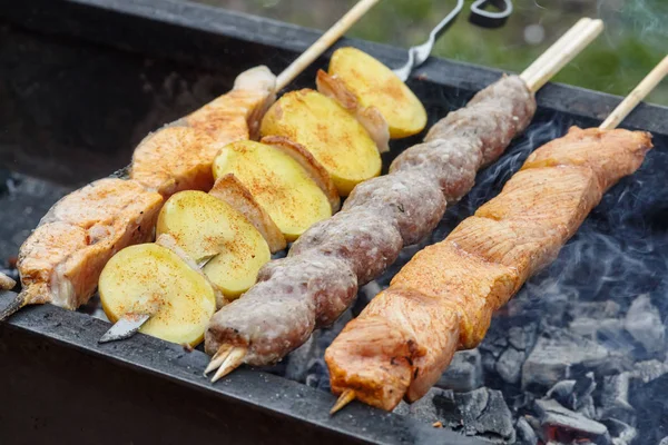 Гриль барбекю из рыбы, картошки, свинины и лула кебаб — стоковое фото
