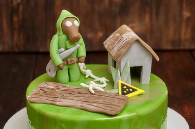 Mousse Kek mastik rakamlar ile dekore edilmiş yeşil ayna sır ile