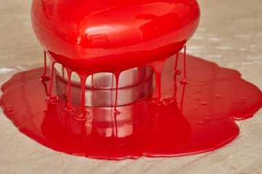 Kırmızı dökme işlemi sırlıdır kalp şekli formu kek