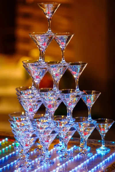Pyramid of holiday wineglasses with wine or champagne. Selective focus — Stock Photo, Image
