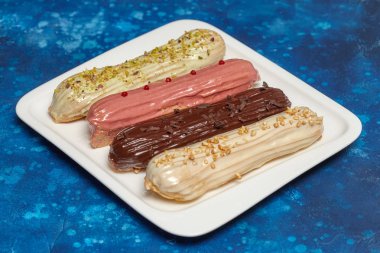 Renkli pasta kek krem üzerinde mavi arka plan ile