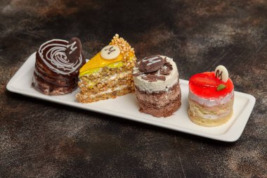 Pasta ve şekerleme uzun beyaz plaka üzerinde oluşan