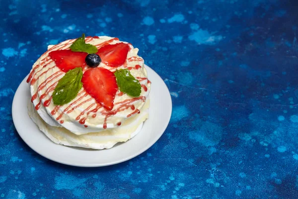 Vit krämig rund tårta med jordgubbar och mynta på tallrik — Stockfoto