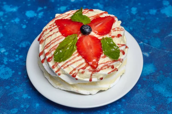 Torta rotonda cremosa bianca con fragole e menta sul piatto — Foto Stock