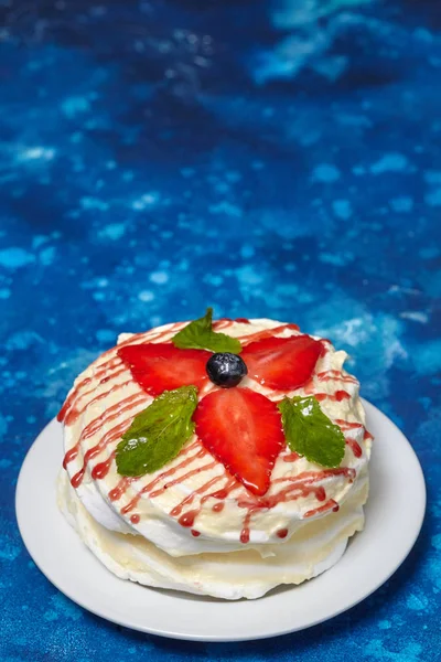 Pastel redondo cremoso blanco con fresas y menta en el plato —  Fotos de Stock