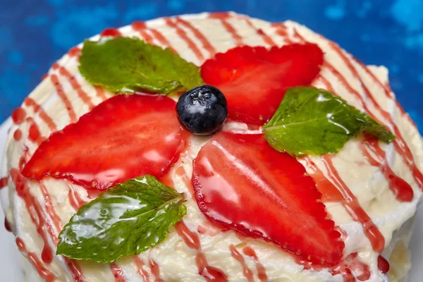 Pastel redondo cremoso blanco con fresas y menta en el plato —  Fotos de Stock