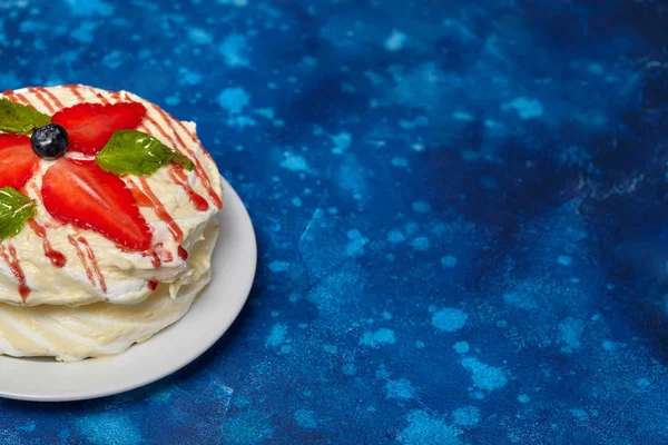 Torta rotonda cremosa bianca con fragole e menta sul piatto — Foto Stock