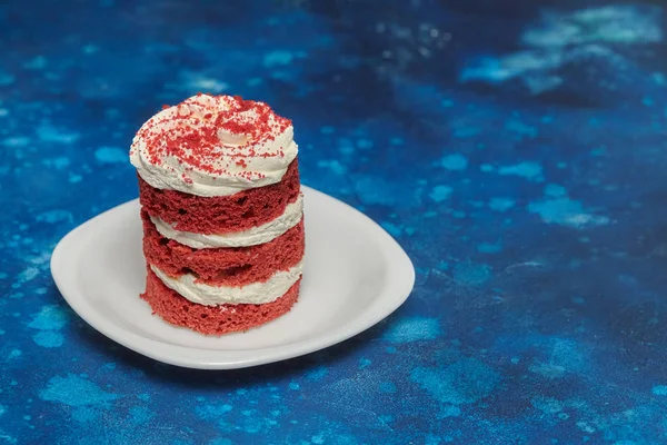 Bolo de veludo vermelho redondo com creme na placa branca — Fotografia de Stock