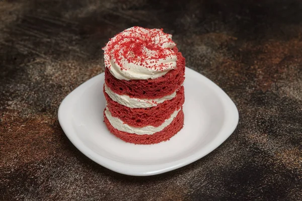 Bolo de veludo vermelho redondo com creme na placa branca — Fotografia de Stock