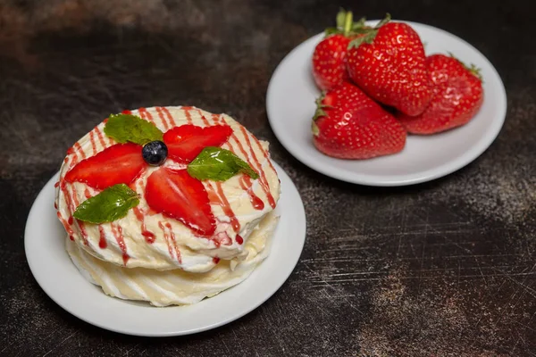 Pastel redondo cremoso blanco con fresas y menta en el plato —  Fotos de Stock