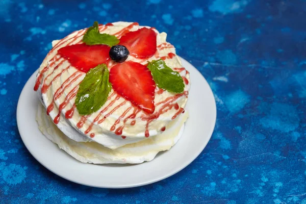 Torta rotonda cremosa bianca con fragole e menta sul piatto — Foto Stock