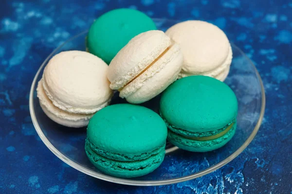 Macaron bolo ou macaroon no fundo azul, biscoitos de amêndoa — Fotografia de Stock