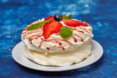 Beyaz kremalı kek çilek ve nane plaka üzerinde yuvarlak