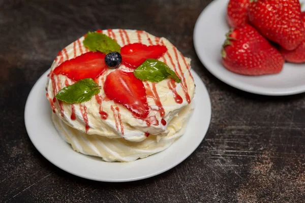 Pastel redondo cremoso blanco con fresas y menta en el plato —  Fotos de Stock