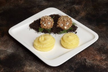 Et pirzola kirpi şeklinde ve patates püresi. Çocuk menüsü