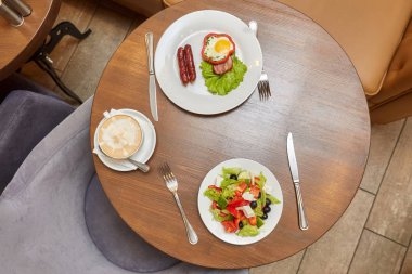 Kızarmış yumurta sosis ve salata masada. Üstten Görünüm