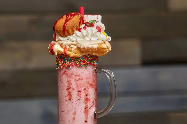 Marshmallow milk shake cocktail com chantilly, biscoitos, muffin, guloseimas — Fotografia de Stock