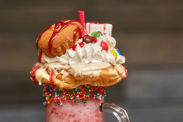 Marshmallow milk shake cocktail com chantilly, biscoitos, muffin, guloseimas — Fotografia de Stock