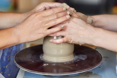 Eller iki kişinin pot, potter's tekerlek oluşturmak. Öğretim seramik
