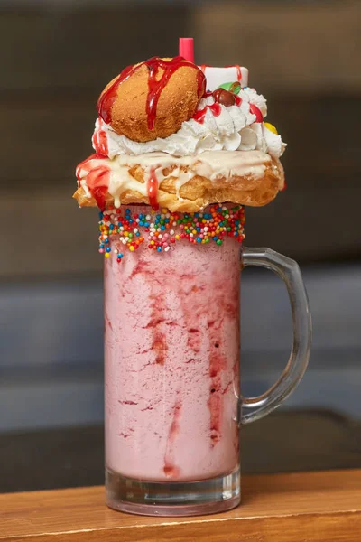 Marshmallow lapte shake cocktail cu frisca, prajituri, briosa, trateaza — Fotografie, imagine de stoc