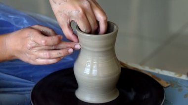 Kavanoz ya da vazo kil oluşturma. Kadın el, potters tekerlek