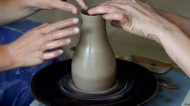 Eller iki kişinin pot, potters tekerlek oluşturmak. Öğretim seramik