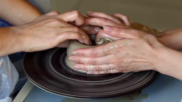 Hände von zwei Personen schaffen Topf, Töpferscheibe. Töpferlehre — Stockvideo