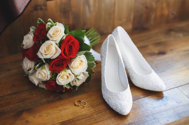Düğün ayakkabıları ve kırmızı ve beyaz gül buketi