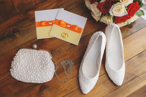 Sapatos de casamento e buquê de rosas vermelhas e brancas — Fotografia de Stock