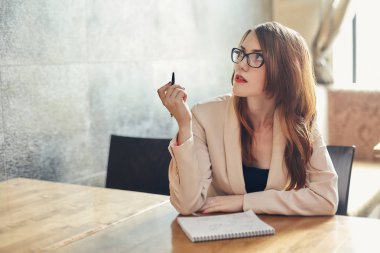 Not Defteri ile genç beyaz işkadını. Kadın gözlük bir kafede