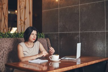 Laptop ve defter ile genç beyaz işkadını. Kadın Cafe