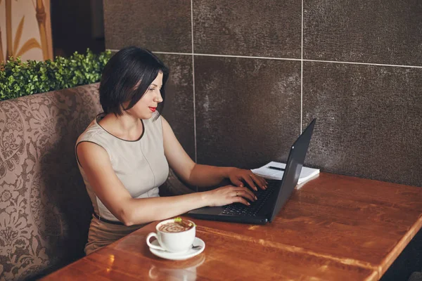 Jeune femme d'affaires caucasienne avec ordinateur portable et ordinateur portable. Femme dans le café — Photo