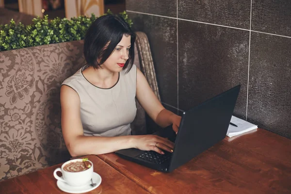 Jeune femme d'affaires caucasienne avec ordinateur portable et ordinateur portable. Femme dans le café — Photo