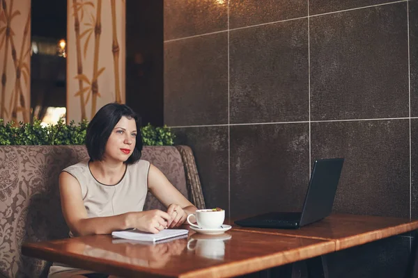 Jeune femme d'affaires caucasienne avec ordinateur portable et ordinateur portable. Femme dans le café — Photo