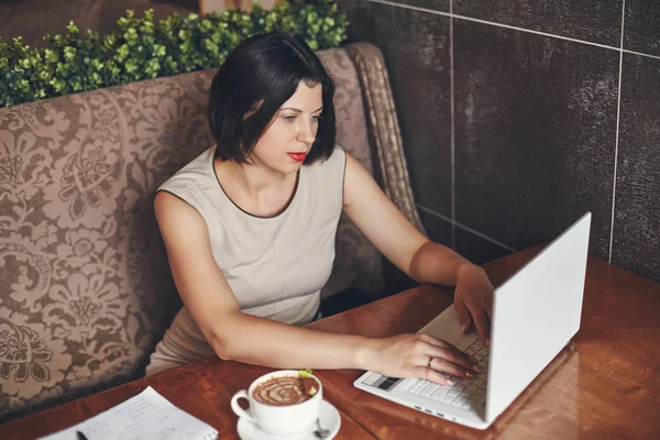 Jeune femme d'affaires caucasienne avec ordinateur portable et ordinateur portable. Femme dans le café — Photo