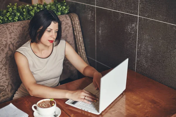 Jeune femme d'affaires caucasienne avec ordinateur portable et ordinateur portable. Femme dans le café — Photo