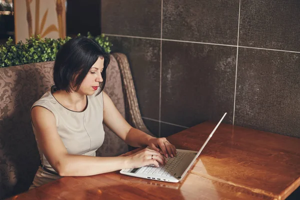 Jeune femme d'affaires caucasienne avec ordinateur portable. Femme dans le café — Photo