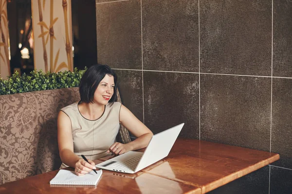 Jeune femme d'affaires caucasienne souriante avec ordinateur portable et ordinateur portable. Femme dans le café — Photo