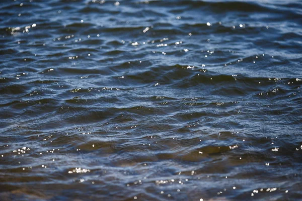 Mavi su yüzeyi dalgalanmalar ve yansımaları doku arka plan ile