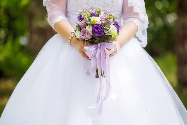 Sposa in abito bianco in possesso di bouquet da sposa. Concetto di matrimonio — Foto Stock