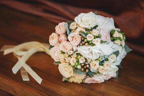 Весільний букет з троянд на дерев'яному тлі. Концепція шлюбу — стокове фото